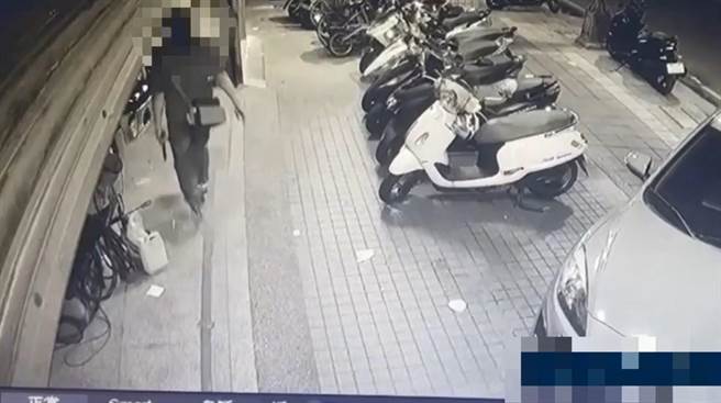 三重区有间洗车场在6月22日凌晨3时许发生一起持枪强盗案件，有3名男子抢得钱财后便四散逃逸。(三重警分局提供)