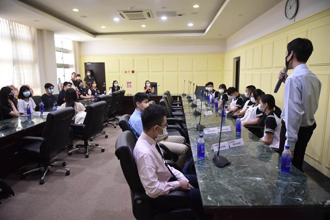 徐榛蔚首先恭喜學生要邁向美國去求學，學生也依序自我介紹，並分享自身對於出國後的期許與目標。（花蓮縣府提供／王志偉花蓮傳真）