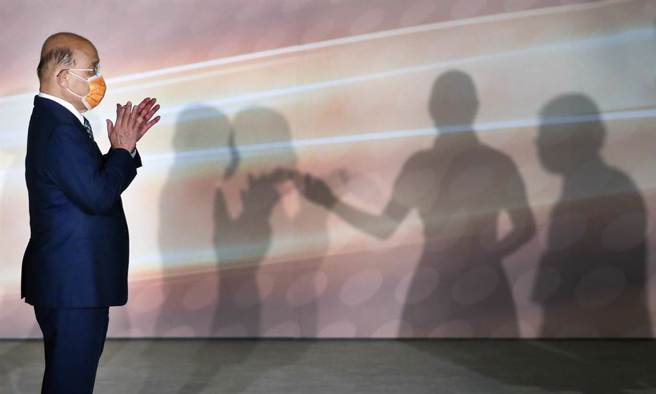 行政院长苏贞昌24日出席「111年全国反毒有功人士团体颁奖活动」时说，由于战争及疫情导致全球天然气、石油及煤碳价格大涨，国内电价如何调涨政府会尊重专业评估。（范扬光摄）