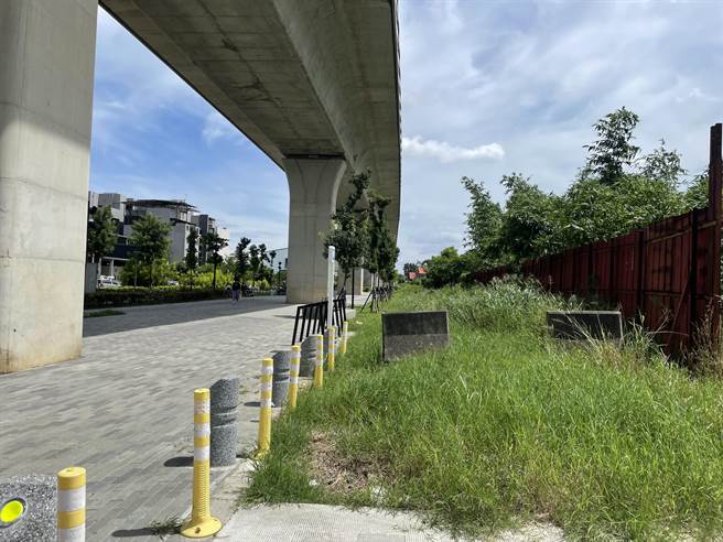 潭子铁路高架化已5年，东侧铁皮围篱至今仍未拆除。（陈淑娥摄）