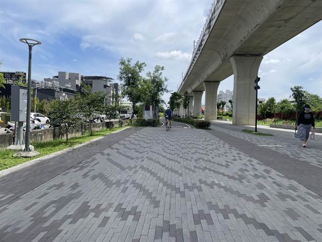 潭子铁路高架化已5年，西侧已由台中市府沿线规划铁道绿廊及自行车道。（陈淑娥摄）