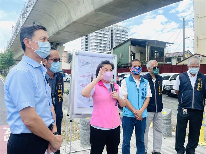 铁路高架化已5年，潭子段沿线有多处铁皮围篱迟未拆除，立委杨琼璎及市议员赖朝国24日前往会勘。（陈淑娥摄）