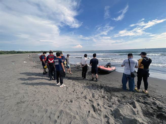 知名景点台南市安平区渔光岛经常传出溺水意外，日前才刚发生来自高雄市的高职应届毕业生戏水造成1人死亡的事故。（本报资料照片）