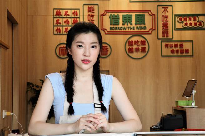 陈品勋精致的五官、优雅的气质，一旁的客人忍不住惊艳说，麻辣舖老板简直就是从「三国」走出来的人物，酷似小乔的模样。（张茂雄摄）