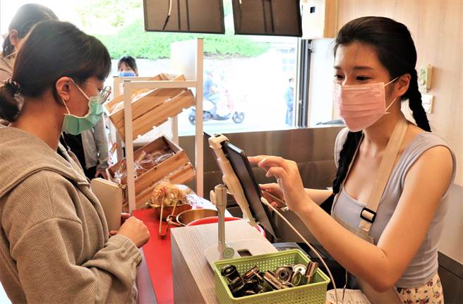 借东风麻辣本舖的店面虽小，但是这里的所有装潢、水电设备、厨房建置，都是她一个人找师傅精心规划，对这里的感情相当深厚。（张茂雄摄）