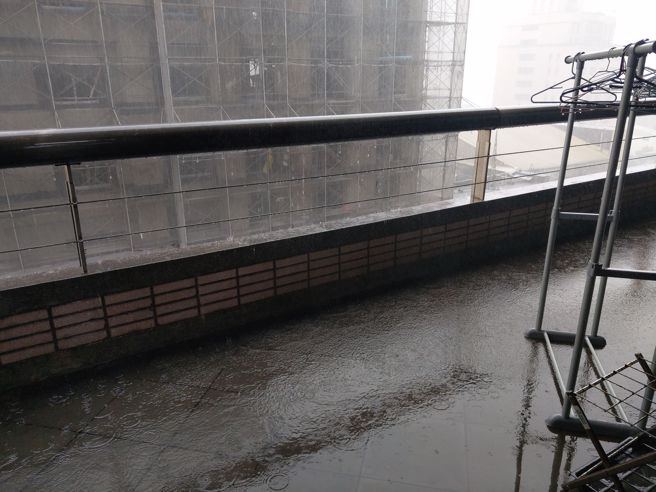 大台北地区午后下起大雷雨，伴随强阵风。（王嘉庆摄）