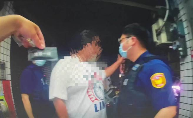 楊嫌（白上衣者）攜帶偽裝清冠一號的毒咖啡包，遭警方逮到。（讀者提供／程炳璋台南傳真）