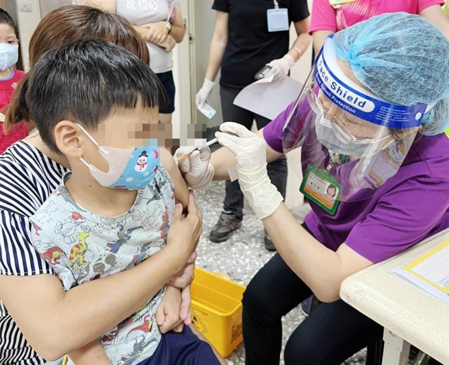 儿童BNT第2剂，嘉义县规画明天25日全面开打，为加速接种效率，共开设26场校园接种站、12场卫生所服务。（嘉义县政府提供∕吕妍庭嘉义传真）