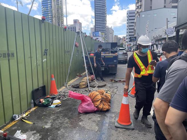 高雄市鼓山區24日上午發生工安意外，林姓工人進入下水道時疑發現空氣不佳，準備回到地面卻不慎掉落昏倒，救護人員緊急將他救出送醫，現場已拉起封鎖線。（圖/ 中央社）