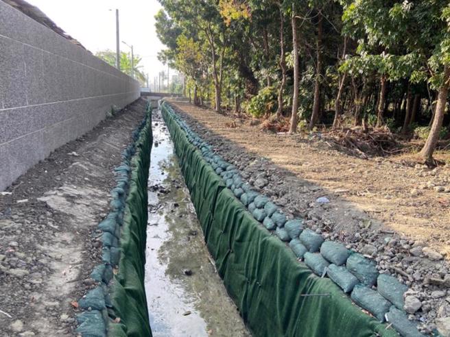 高雄市政府指出，冈山鱼市场排水工程兼顾生态环境考量，明渠形式採植生格网护坡，相对降低工程造价及减少对景观衝击。（图/ 中央社）