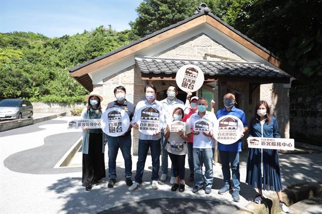 基隆市长林右昌（图左三）24日上午「开箱」白米瓮炮台游客服务中心。（基隆市政府提供／张志康基隆传真）