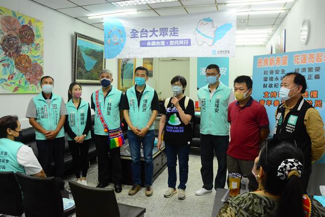 立委蔡壁如呼連大眾走，並推薦黨籍推出的公職參選人。（王志偉攝）