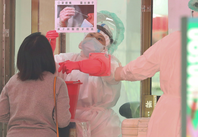 全國醫院恢復開放探病。圖為民眾接受採檢的畫面。（本報系資料照）