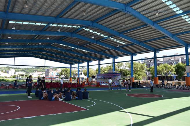 苗栗市大伦国中分部风雨篮球场24日启用。（谢明俊摄）