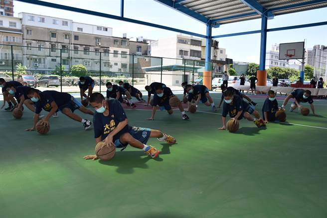 知名篮球劲旅大伦国中篮球队表演篮球操。（谢明俊摄）