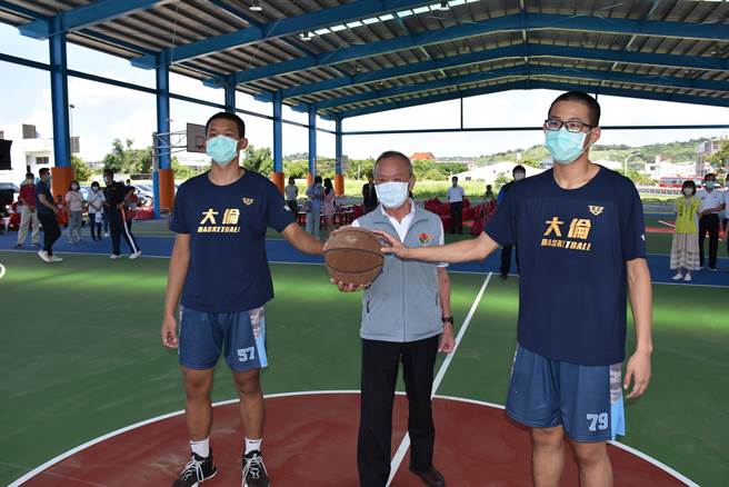 苗栗市大伦国中分部风雨篮球场24日启用，苗栗县长徐耀昌主持启用开球。（谢明俊摄）