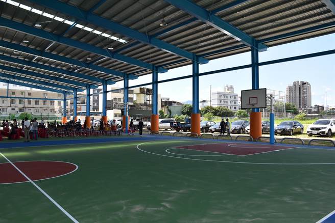 苗栗市大伦国中分部风雨篮球场24日启用，设有3座标准场地。（谢明俊摄）