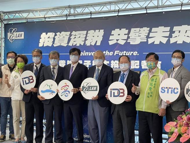 义隆电子承诺继续在高雄扩大投资扩编硏发团队规模，高雄市长陈其迈24日特地前往揭幕典礼。（洪浩轩摄）