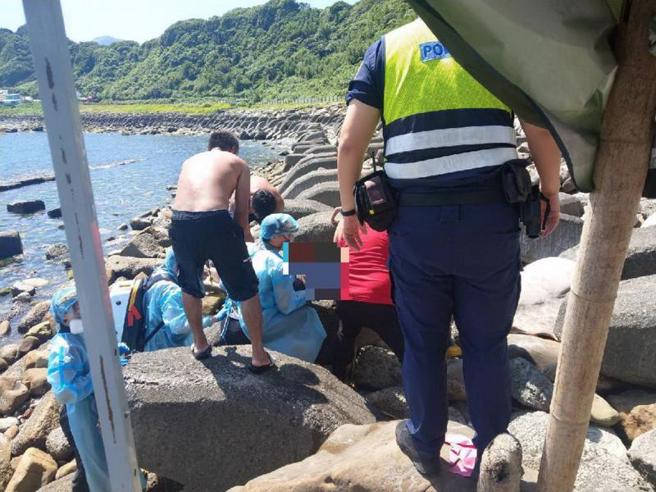 新北市瑞芳区建基路二段海域24日发生溺水事件，一名男子与家人共6人前往海边戏水，男子不明原因溺水，妻子协助救上岸时已无生命迹象，送医急救仍宣告不治。（图/ 中央社）