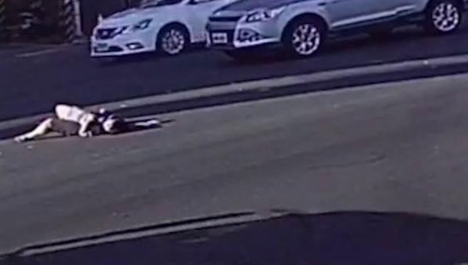 陳女遭撞飛後倒地不起。（讀者提供／曹婷婷台南傳真）