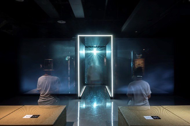 「生死昼夜」特展营造剧场式的特殊氛围。（图／世界宗教博物馆提供）