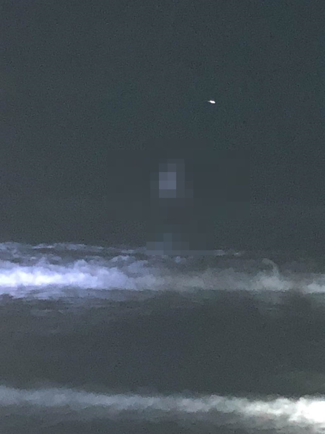 陳男身材魁武壯碩，掙脫友人與警方的控制，執意走入大海中，幸最後遭救難人員抓回。 （讀者提供／程炳璋台南傳真）