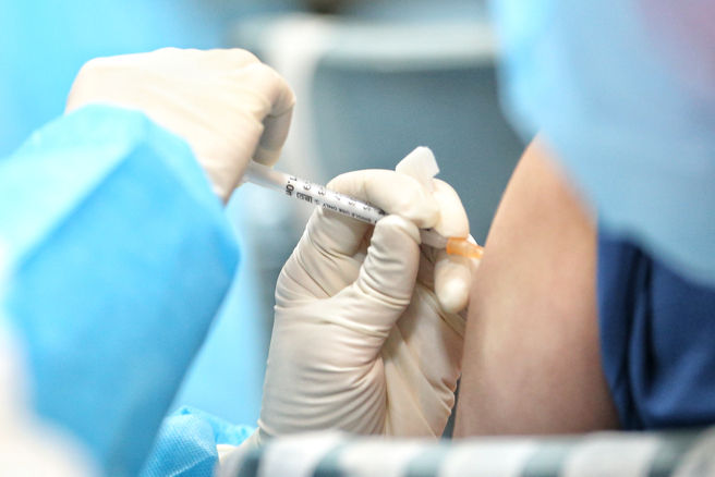 高雄1名8歲男童接種第2劑莫德納疫苗，2天後出現心肌炎，一度入住加護病房，目前病況已好轉。（示意圖／資料照）