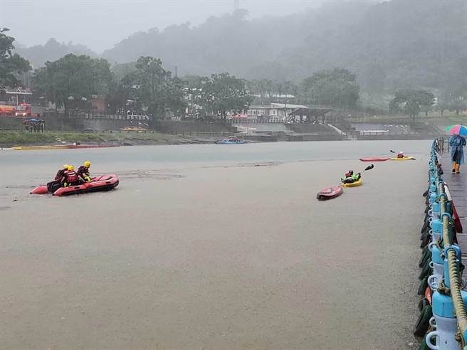 消防人員到場時，民眾正划向岸邊。（新北市消防局提供）