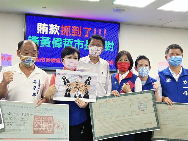 国民党台南市长提名人谢龙介偕国民党团议员举行「贿款抓到了」记者会，指控市长黄伟哲身边的陈姓律师向业者索贿1000万元。（洪荣志摄）