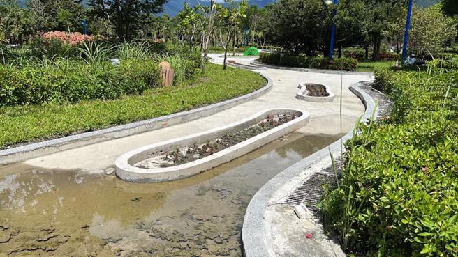 国立台湾史前文化博物馆闭馆2年再造，工程陆续完工，后方水舞区再造工程后消失，目前整块区域交由台东县政府纳入「巨石公园区」规划，是否恢復水舞区由县府决定。（图/ 中央社）