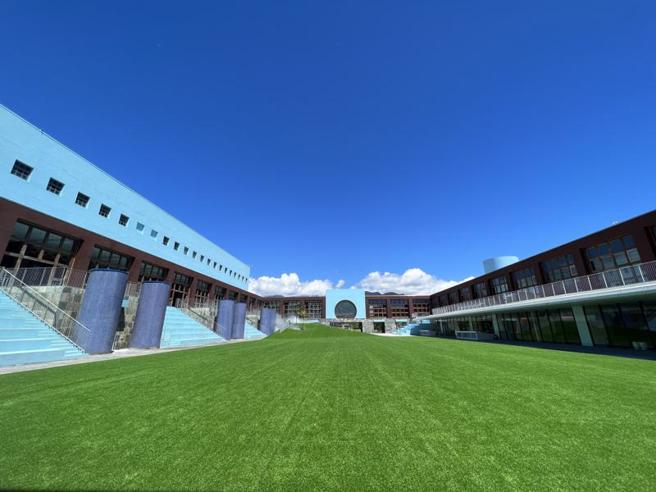  国立台湾史前文化博物馆闭馆2年再造，工程陆续完工，中庭原是一块开放空间的空地，现在改铺人工草皮，希望广场色彩更亮丽、功能更活用。（图/ 中央社）