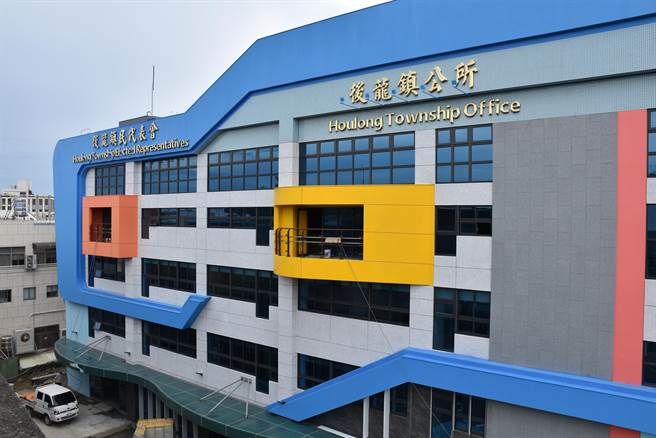 後龍鎮公所暨鎮代表新建大樓完工，並於24日正式啟用辦公。（謝明俊攝）