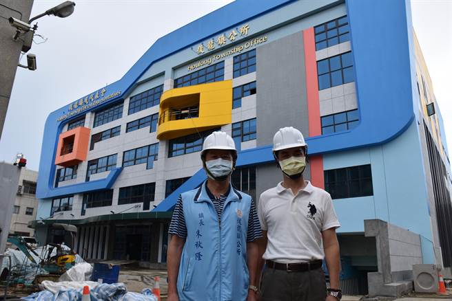 後龍鎮公所暨鎮代表新建大樓在現任鎮長朱秋隆任內完工啟用。（謝明俊攝）