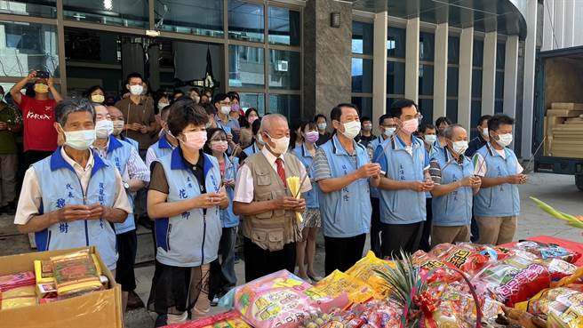 後龍鎮長朱秋隆及鎮代會主席花麗卿24日舉行新大樓啟用祈福儀式。（讀者提供／謝明俊苗栗傳真）