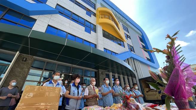 後龍鎮長朱秋隆及鎮代會主席花麗卿24日舉行新大樓啟用祈福儀式。（讀者提供／謝明俊苗栗傳真）