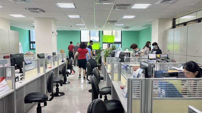 後龍鎮公所暨鎮代表新建大樓完工，並於24日正式啟用辦公。（謝明俊攝）