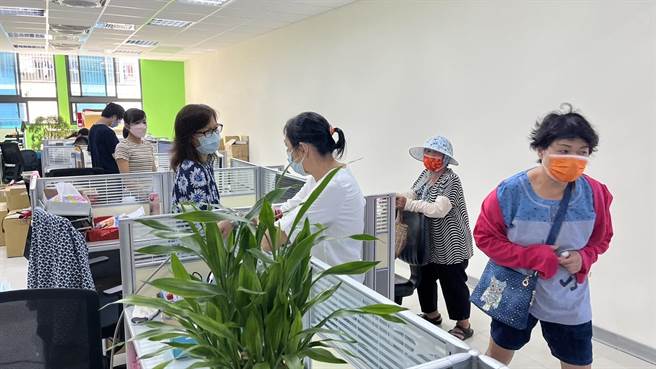 後龍鎮公所暨鎮代表新建大樓完工，並於24日正式啟用辦公，受理民眾申辦業務。（謝明俊攝）