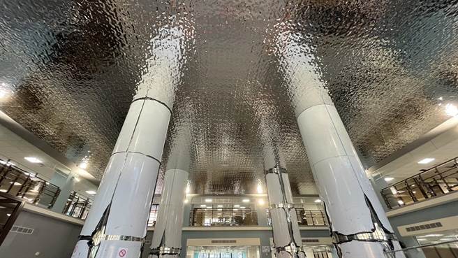 後龍鎮公所暨鎮代表新建大樓完工，挑高的1樓大廳讓民眾洽公心情愉悅。（謝明俊攝）