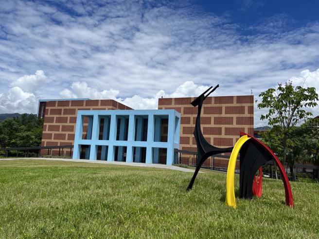 国立台湾史前文化博物馆闭馆2年再造，工程陆续完工，入口前广场原设计是「太阳广场」，再造工程后换成草坡，草坡上伫立一座色彩缤纷艺术品，为台湾女性艺术协会理事长赖纯纯的作品「跳舞的鹿」。（图/ 中央社）