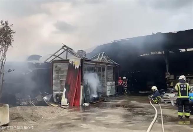 桃園大溪一間工廠與倉庫今日下午發生火警事故。（翻攝畫面／蔡明亘桃園傳真）