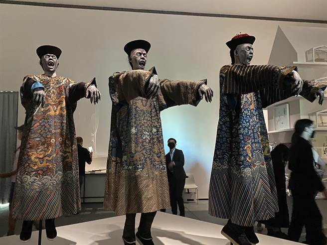 台南市美术馆「亚洲的地狱与幽魂」特展，今天下午首度开箱特展内容。（曹婷婷摄）