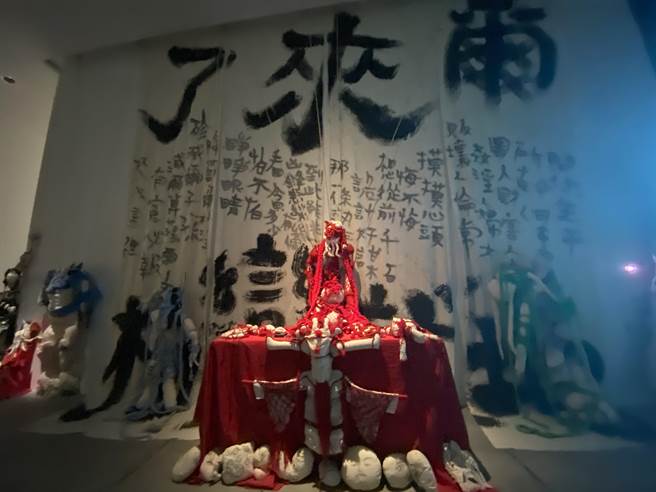 台南市美术馆「亚洲的地狱与幽魂」特展，今天下午首度开箱特展内容。（曹婷婷摄）
