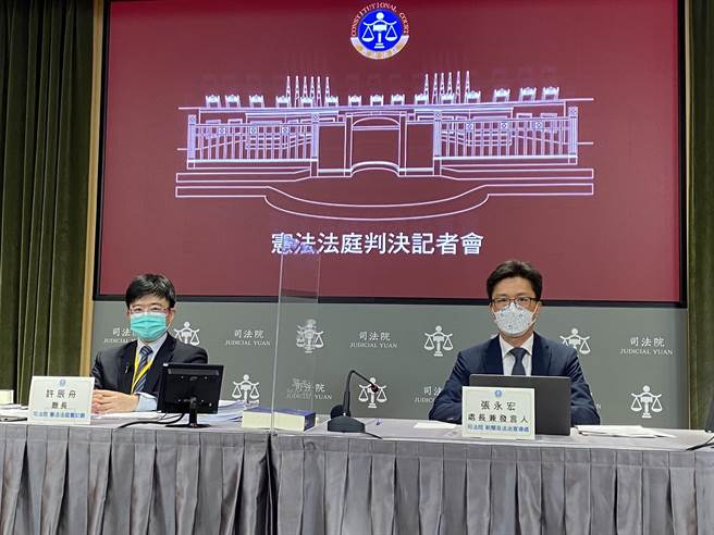 司法院宪法法庭书记厅长许辰舟（图左）及司法院发言人张永宏说明公务员考绩法规定释宪结果。林伟信摄