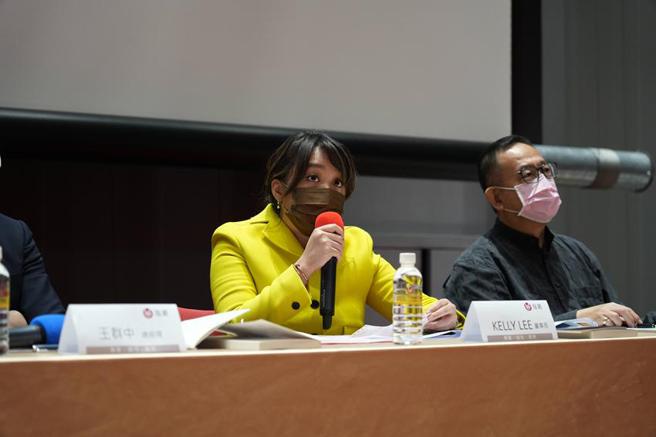 （龙巖董事长Kelly Lee于股东常会中表示2021年的大幅创新服务成功为龙巖重塑了品牌价值，未来将拓展更多元的销售通路，引领产业再度升级。图／龙巖提供）