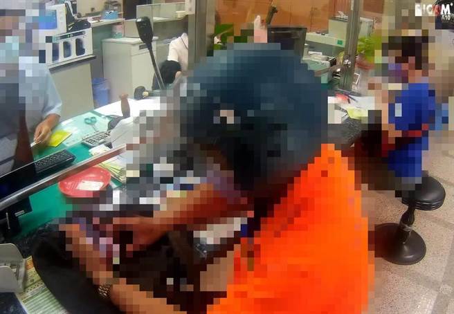 苗栗警分局文山所员警劝阻李姓老翁被诈。（苗栗警分局提供／谢明俊苗栗传真）