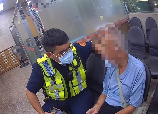竹南警分局竹南所員警勸阻老翁匯款。（竹南警分局提供／謝明俊苗栗傳真）