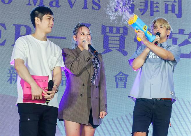 玛菲司老公（左）、玛菲司及陈零九今同台分享发片喜悦。（粘耿豪摄）