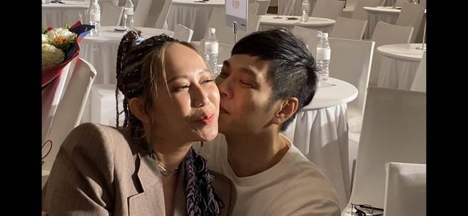 玛菲司老公（右）献吻力挺老婆发片。（尤嬿妮摄）