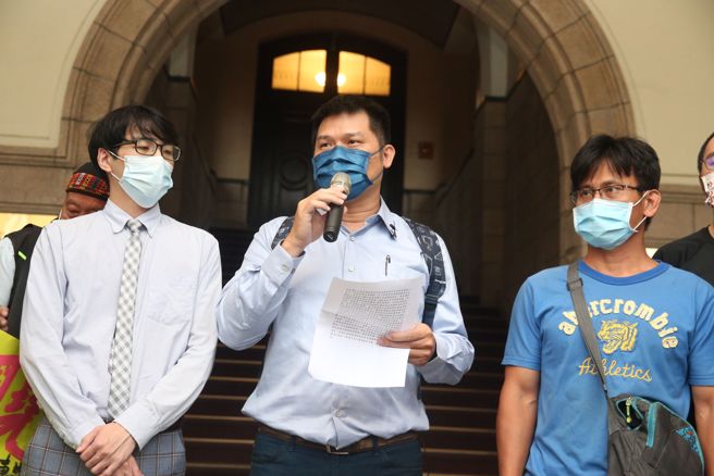 曾发起游行为基层消防员争权益的前消防员徐国尧，被高雄市消防局以执勤懈怠等事由，累积被记2大过遭免职，徐男声请释宪，宪法法庭判决《警察人员人事条例》累积2大过免职的规定合宪。（记者杜宜谙摄）