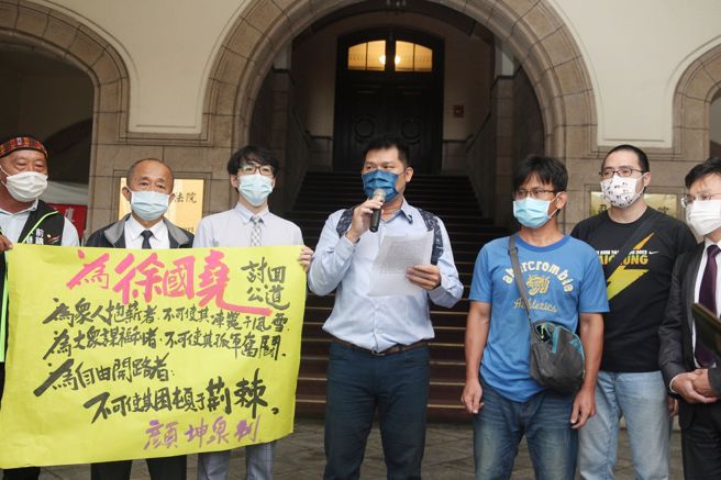 曾发起游行为基层消防员争权益的前消防员徐国尧，被高雄市消防局以执勤懈怠等事由，累积被记2大过遭免职，徐男声请释宪，宪法法庭判决《警察人员人事条例》累积2大过免职的规定合宪。（记者杜宜谙摄）